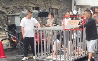 湖南汨罗“两女子与狗被同关铁笼游街”摆拍事件调查：多人参与“九宫格”直播PK排名靠后接受关笼惩罚